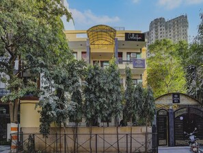 Un edificio con un cartel que dice 'Colección' y otro cartel que indica 'Tipsy Inn 012'.