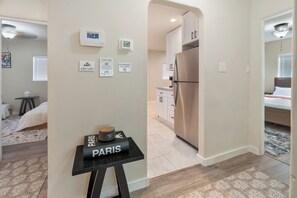 A modern apartment with a kitchenette, a dining area, and a bedroom. - 3-bedroom house in tranquil Albuquerque Home away from Home (Albuquerque)