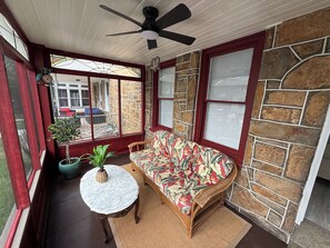 Living area - Perfect 4-bedroom townhome with AC in welcoming Wilmington (Wilmington)