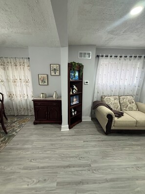 Living area - Perfect 4-bedroom townhome with AC in welcoming Wilmington (Wilmington)