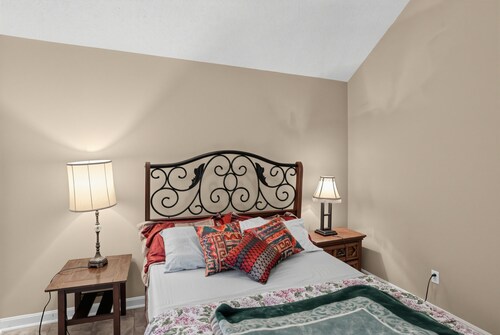 Chef's Kitchen, Vine Grove, Family Gathering 3 Bedroom Home