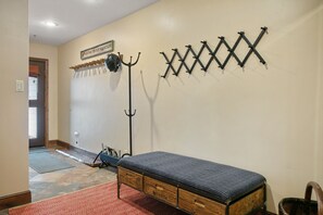 A room with a bench, a coat rack, a wall-mounted coat rack, and a welcome sign. - 2br Deer Valley Retreat Hot Tub & Fireplace 2 Bedroom Condo (Park City)