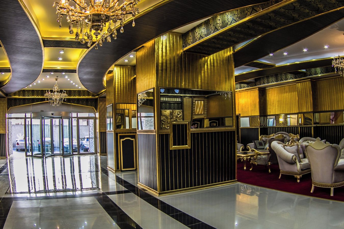 Un hall d'entrée luxueux, agrémenté d'un magnifique lustre, d'un comptoir de réception et d'élégants espaces de détente.
