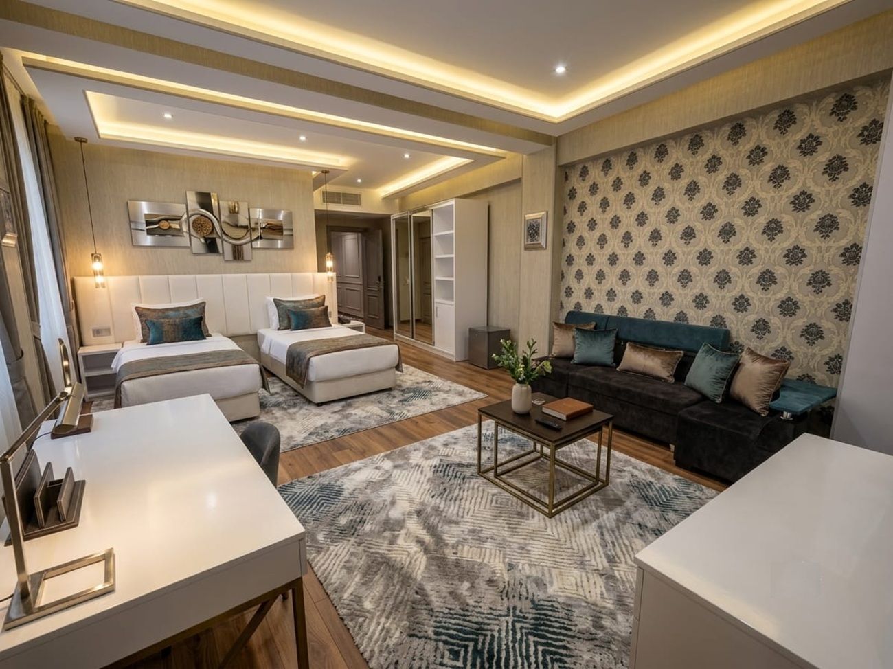 Una sala de estar moderna con sofá, una mesa de centro y un comedor.