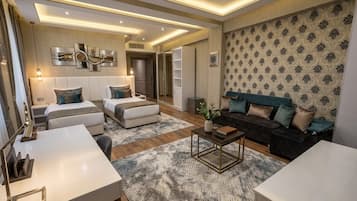 Una sala de estar moderna con sofá, una mesa de centro y un comedor.