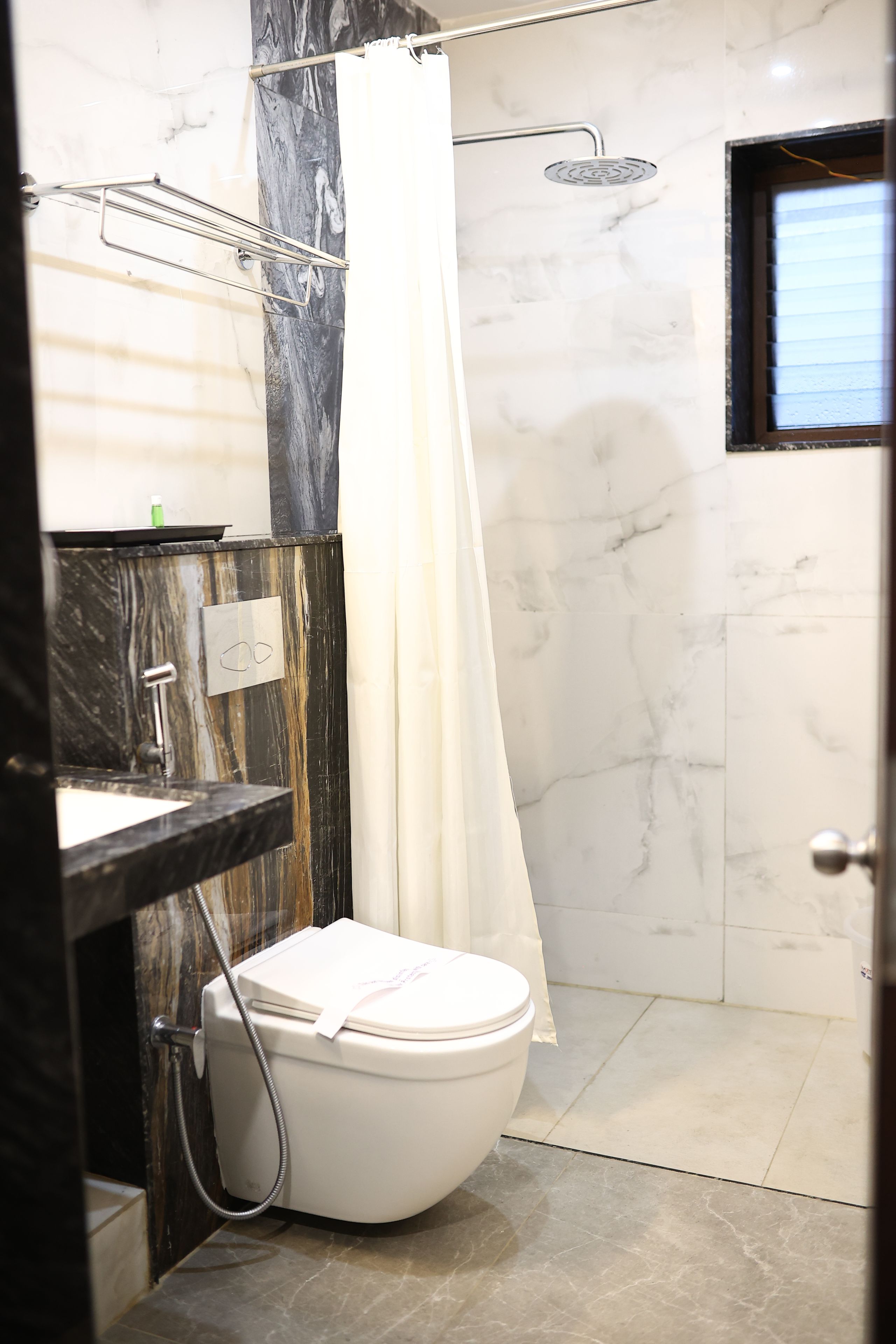 Un baño con ducha, inodoro y lavamanos.