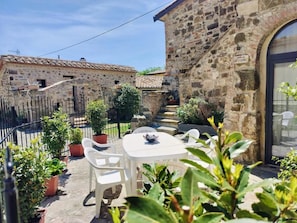 Outdoor dining - Vecchio Casale Quercetino  (Montenero)