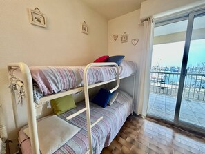 Ein Mehrbettzimmer mit Blick auf eine Marina.