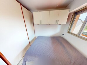 A bedroom with a bed, a window, and a wardrobe. - Spacious studio with AC and terrace - 4 guests (Menton)