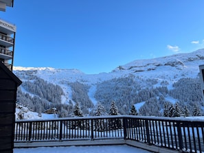 A snow-covered mountain landscape with a clear sky. - Apartment at the slopes, parking - 6 guests (Flaine)