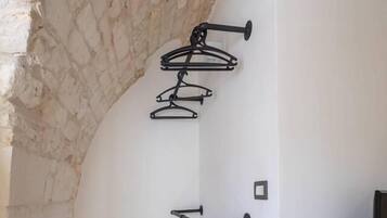 Ein Zimmer mit weißer Wand, Holzboden und einem Steingewölbe.