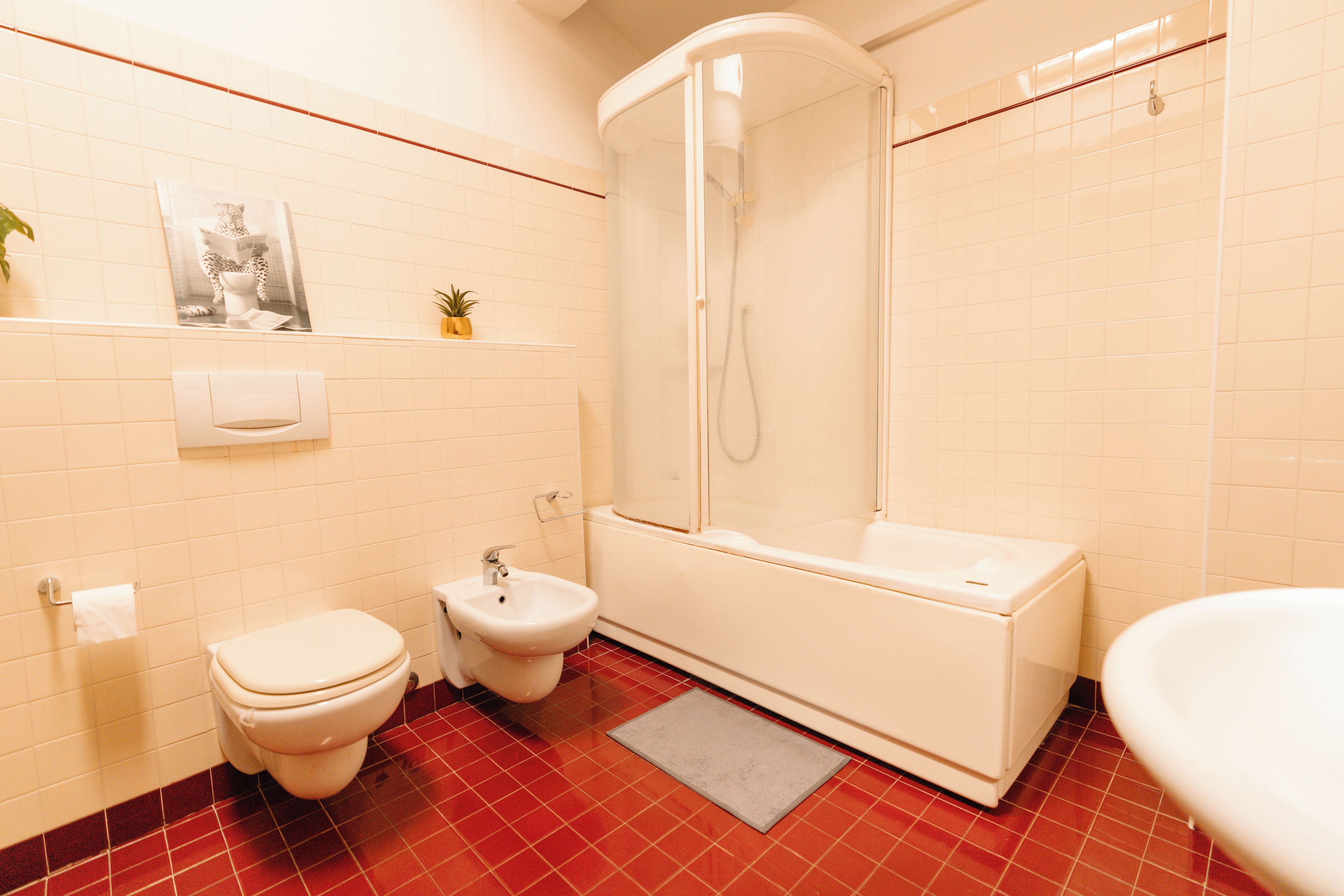 Un bagno con toilette, bidet, doccia e vasca.