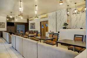 Dining - Super Townhouse OAK Regal Inn Near Sant  (Pune)