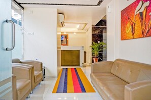 Lobby - Super Townhouse OAK Regal Inn Near Sant  (Pune)
