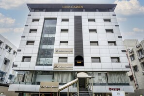 Un edificio de varios pisos con un letrero llamativo que dice Lotus Garden en la parte superior.