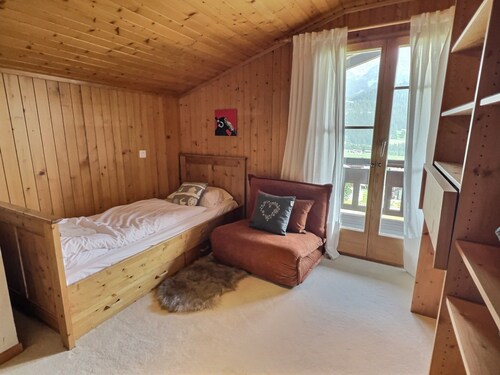 Charming 6BR Alpine Chalet, Panoramic Mountain Views, 15 Min to Gstaad
