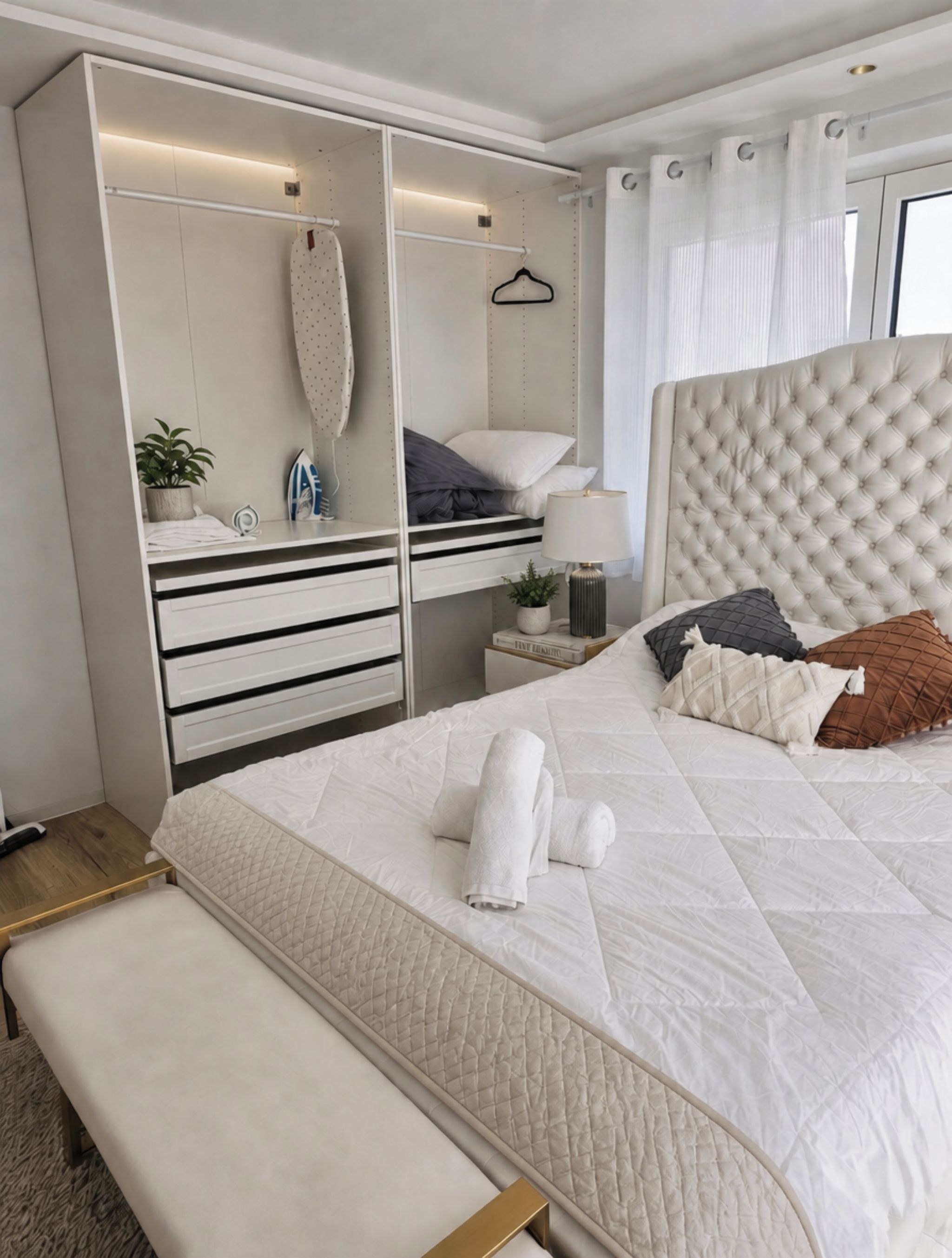 Ein Schlafzimmer mit einem Bett, einem Nachttisch, einer Lampe und einem Kleiderschrank mit Kleiderstange.