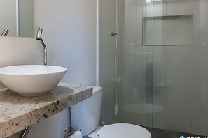 A bathroom with a large white basin, a shower enclosure, and a toilet. - Recanto da Feiticeira (Ilhabela)