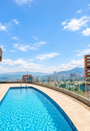 Ein Pool auf dem Dach mit Blick auf die Stadt.