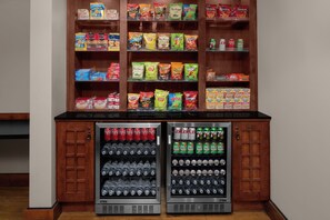 Ein Getränke- und Snackautomaten.