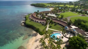 Ein Resort mit Pool, Strandlage und Golfplatz.
