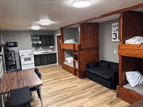 Cozy 1 room cabin w/AC, Heat, WIFI & Game cleaning on site in Quiet New Rockford