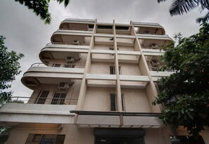 Un edifici d'alguns pisos amb balcons i aparells d'aire condicionat.