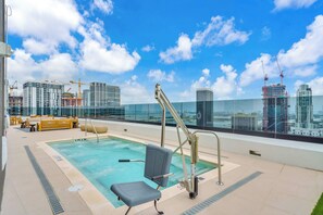 A rooftop pool with a city view, a lounge area, and a pool chair. - District 225 unit 3202 -Miami Highline & Resort (Miami)