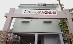 Un edifici amb un rètol que diu 'Hillside MAGNUM'.