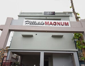 Un edificio con un letrero que dice 'Hillside MAGNUM'.
