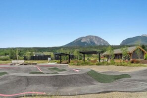 Ein Skatepark mit Sprungschanzen und einem Berg im Hintergrund.