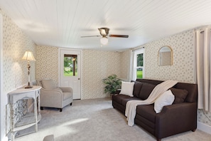 Living area - Muddy Creek Farm Guesthouse (Denver)