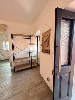 A room with a bunk bed, a door with a textured glass panel, and a woven wall hanging. - Casa do Portinho - Country house with a spectacular view of the Atlantic Ocean (Ponta Delgada)
