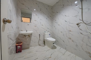 Bathroom - R&B hostel apartments and sports bar (Koh Samui)