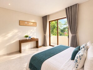 Une chambre à coucher avec un lit, une table de chevet, une fenêtre avec des rideaux et une vue sur la verdure à l’extérieur.
