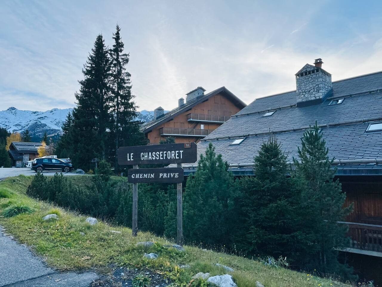 A signpost with 'LE CHASSEFORET' and 'CHEMIN PRIVE' indicating a location.