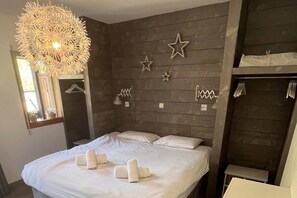 Ein Hotelzimmer mit einem Bett, einer Pendelleuchte und einem Kleiderschrank.