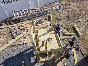 Eine Baustelle mit Holzkonstruktionen und Werkzeugen.