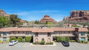 A motel with a parking lot, a mountain view, and a red rock formation in the background. - 6 Bell Rock Villas Condo W/Red Rock View + Hot Tub (Sedona)