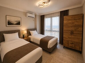 Una habitación de hotel con dos camas, un armario grande, un cuadro en la pared y vistas por la ventana.