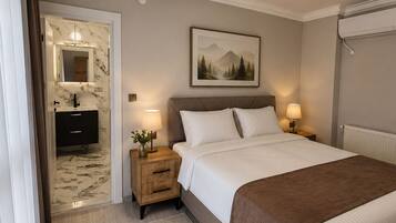 Une chambre d’hôtel avec un lit, des lampes de chevet, une table de chevet, un miroir et un tableau encadré au mur.