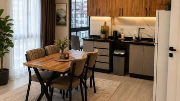 Una cocina moderna con armarios de madera, horno empotrado y refrigerador.