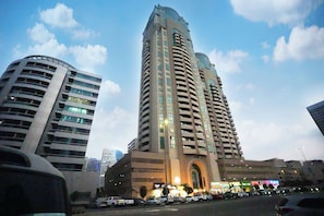 Un edificio alto y moderno con fachada curva y varios balcones.