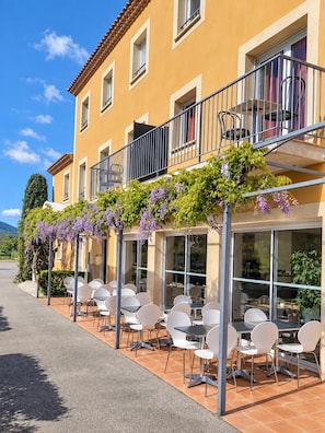Outdoor dining - hotel heracles (Bédarieux)