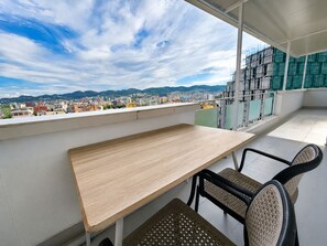 Outdoor dining - Sky Vista Apartment (Tiranë)