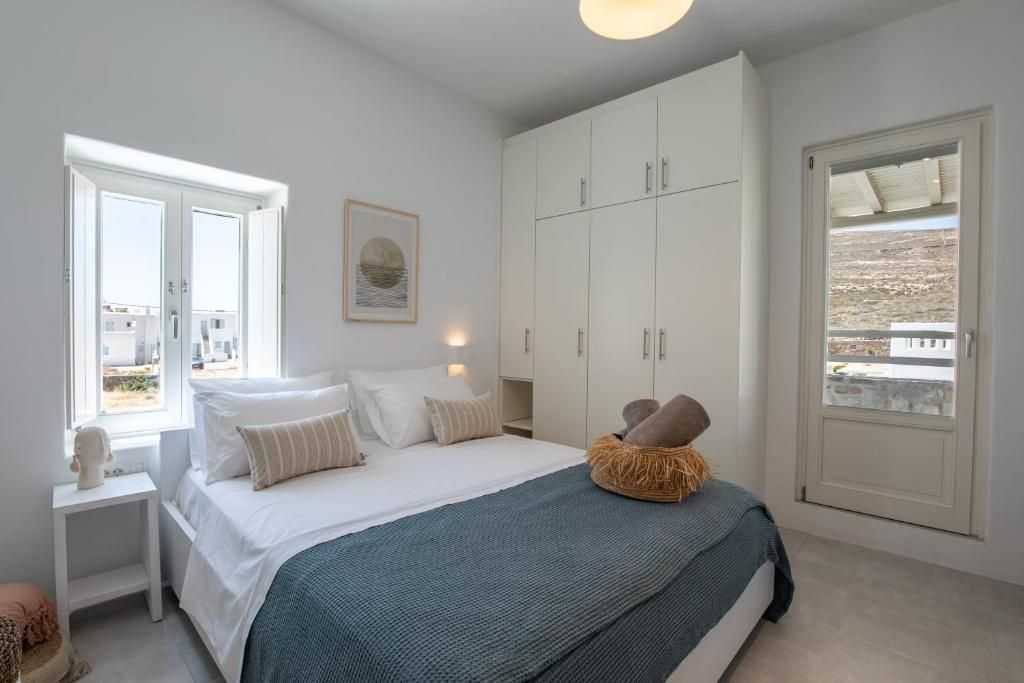 Un dormitorio con cama, mesita de noche, armario y ventana con vistas.