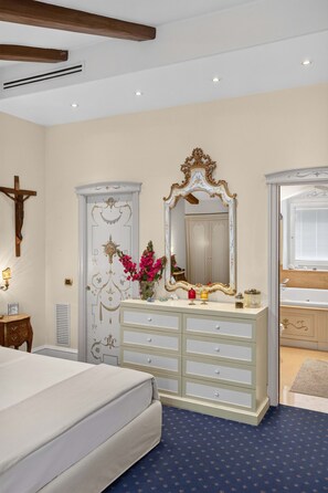 A bedroom with a bed, a dresser, a mirror, and a crucifix on the wall. - Villa Imma in Castellammare di Stabia (Castellammare di Stabia)