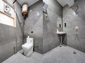 Ein modernes Badezimmer mit Toilette, Bidet, Dusche und Waschbecken.