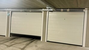 Eine Parkgarage mit Betonwänden und Metallrollläden.