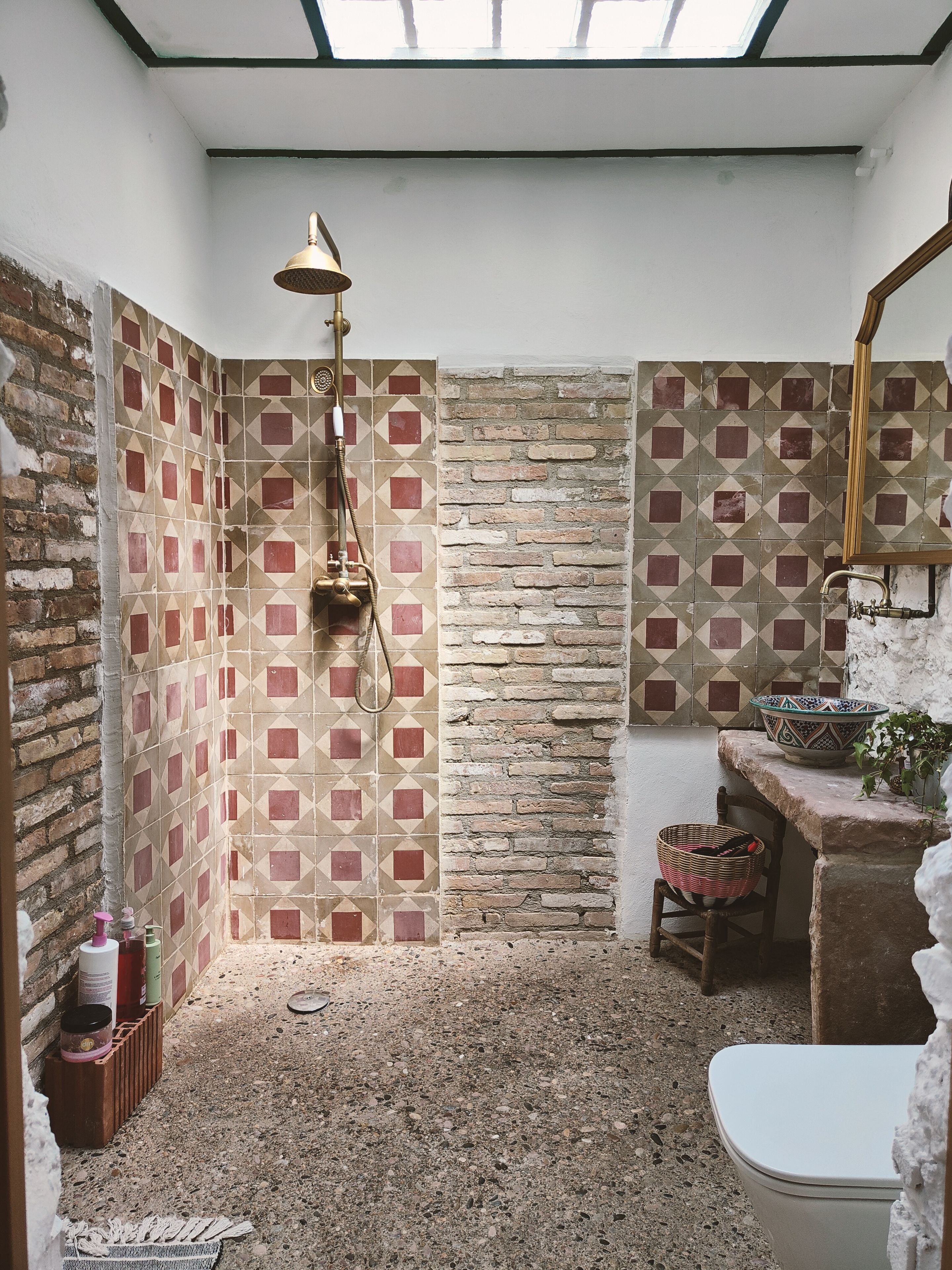 Une petite salle de bain comprenant une douche, des toilettes et un lavabo.